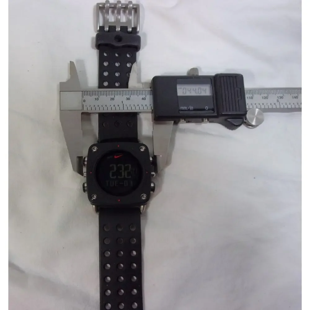 NIKE SPORTS WATCH WC0070-TIME AND FUNCTIONS WORK-NEEDS CLEANING UNDER CRYSTAL